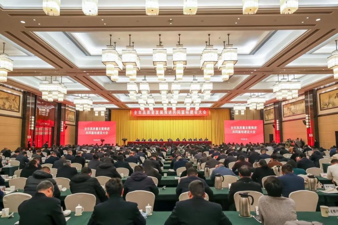 福蛇呈祥，載譽前行 雙鳥機械榮膺“富樂嵊州建設貢獻獎” — 工業(yè)企業(yè)30強、工業(yè)商貿類納稅20強兩項榮譽